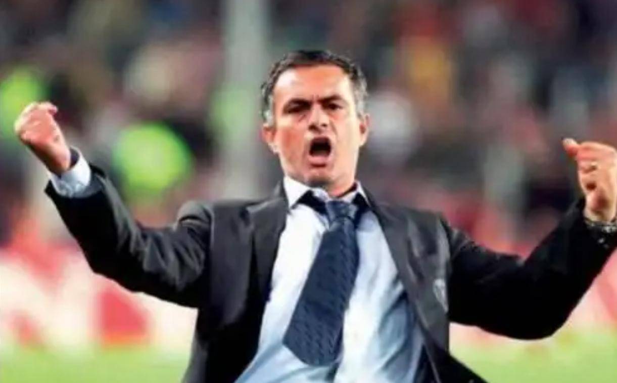 门将读秒绝杀后,穆里尼奥再封神疯狂庆祝!63岁狂人满头白发,依然潇洒