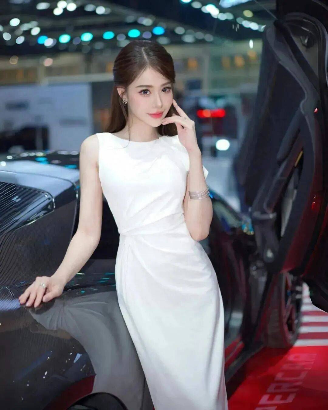 a4腰大长腿神似angelababy东南亚甜辣车模颜值身材杀疯全网