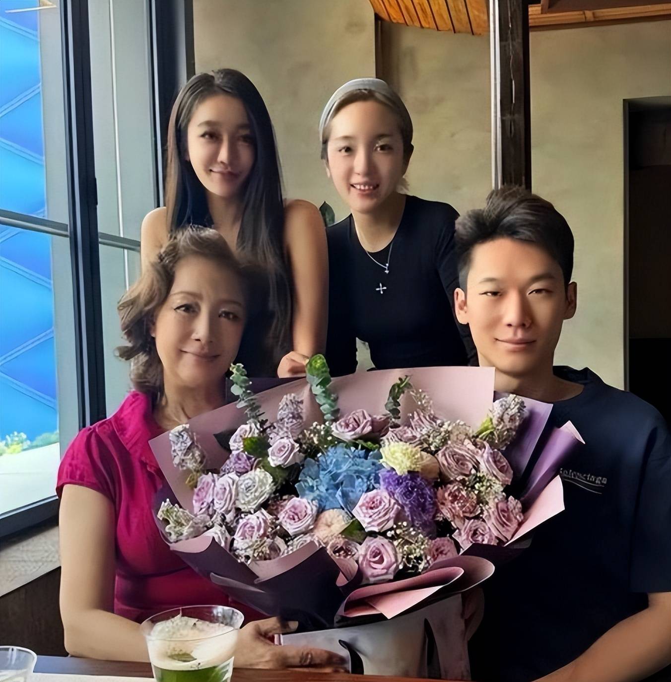 这些年申奥在娱乐圈摸爬滚打,每一步都走得坚实,和母亲的教育分不开