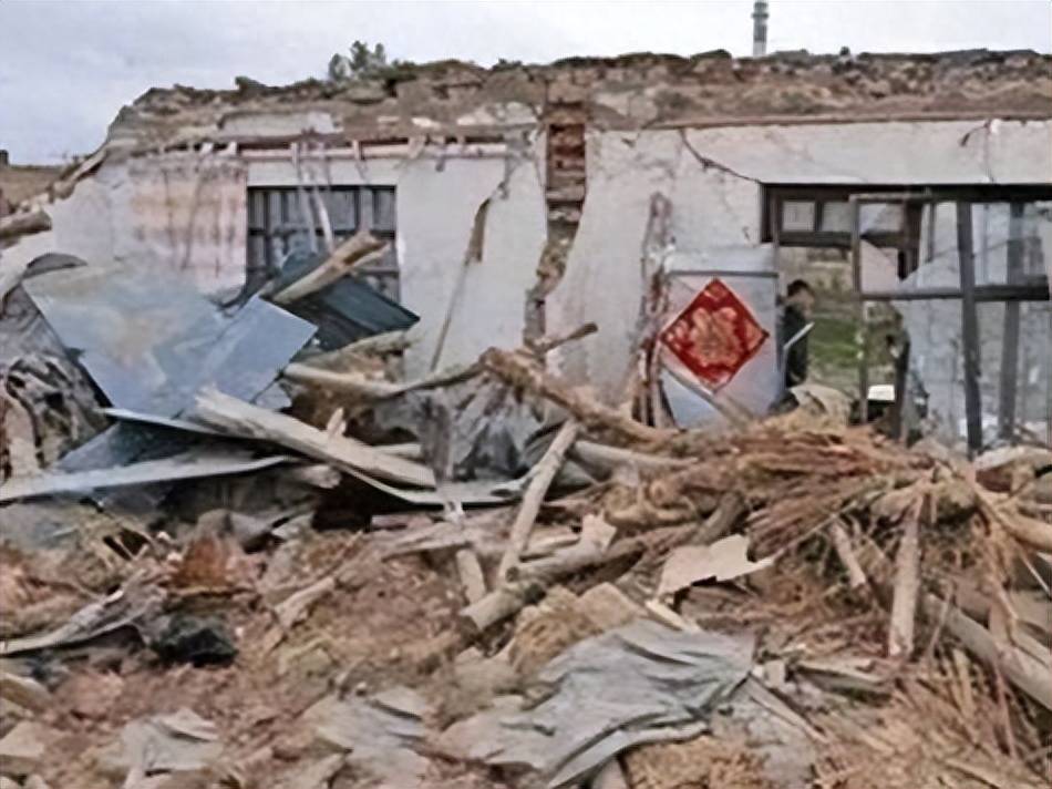 1975年祖宅墙缝里的破烂字画，被一村民5元卖出，如今估价超5亿！