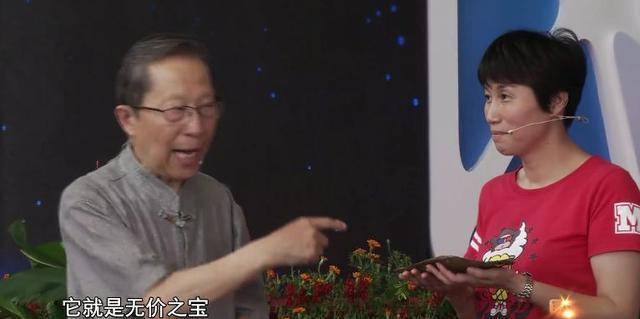 女子带书圣字帖鉴宝，专家见后赞不绝口，直呼：它是无价之宝