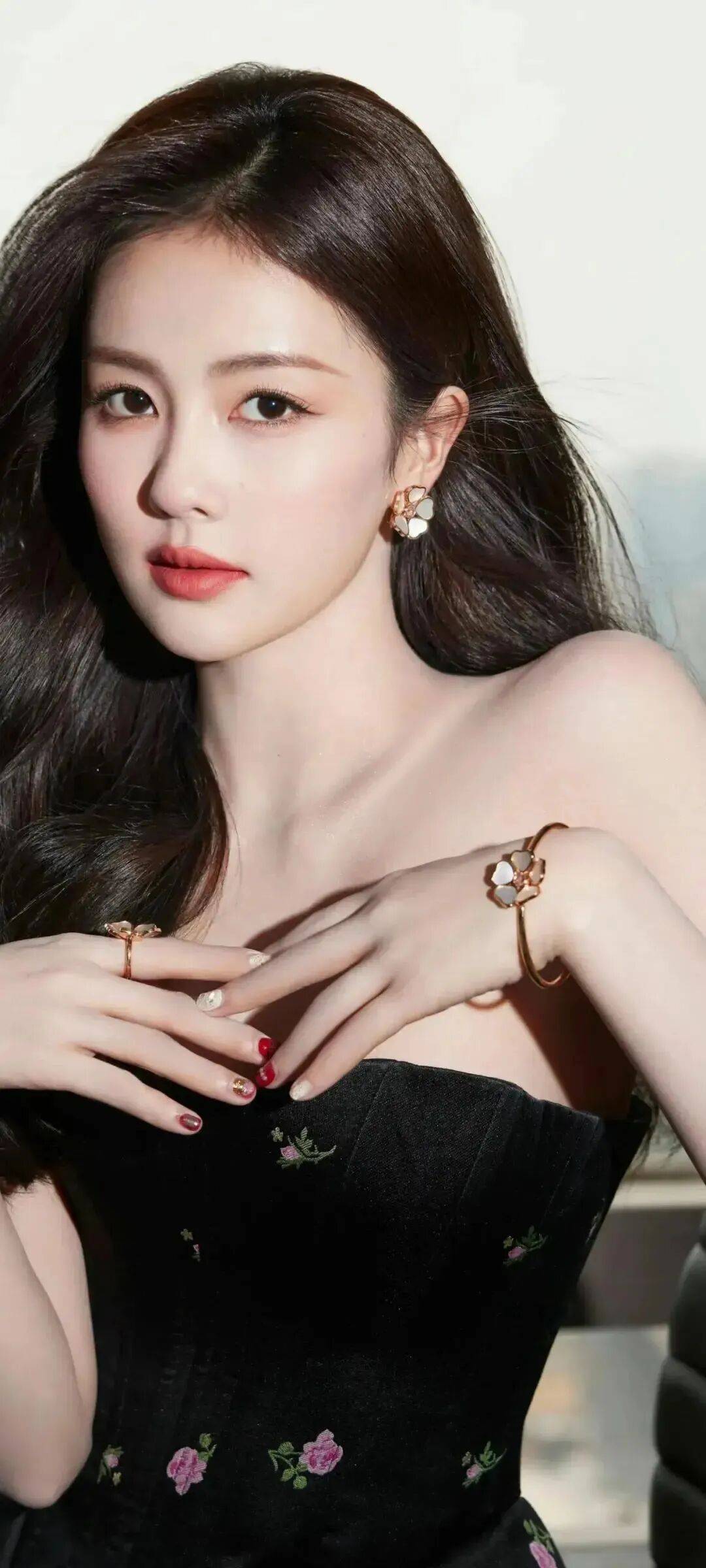 白鹿性感写真露出傲人事业线!这火辣身材谁顶得住？