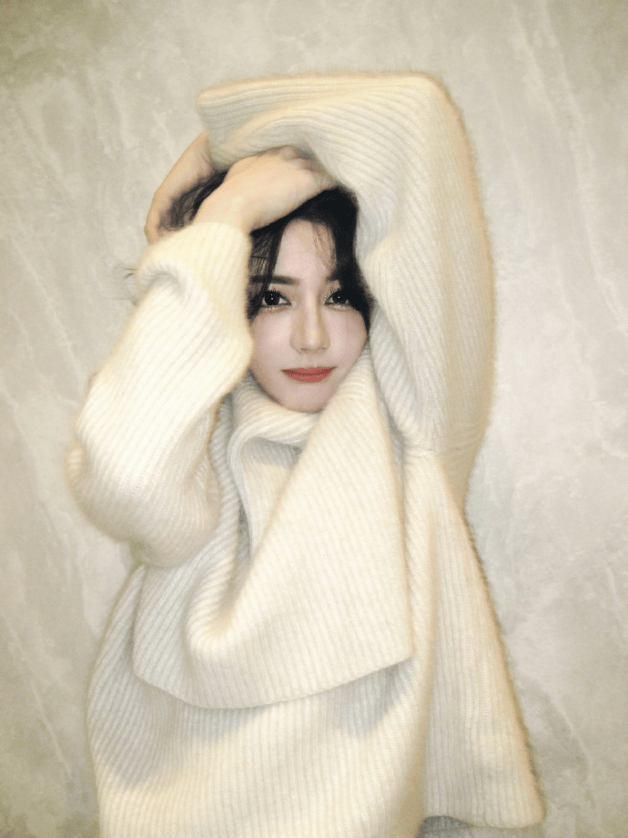 迪丽热巴奶白色毛绒造型写真美爆了！被赞冬日暖系天花板