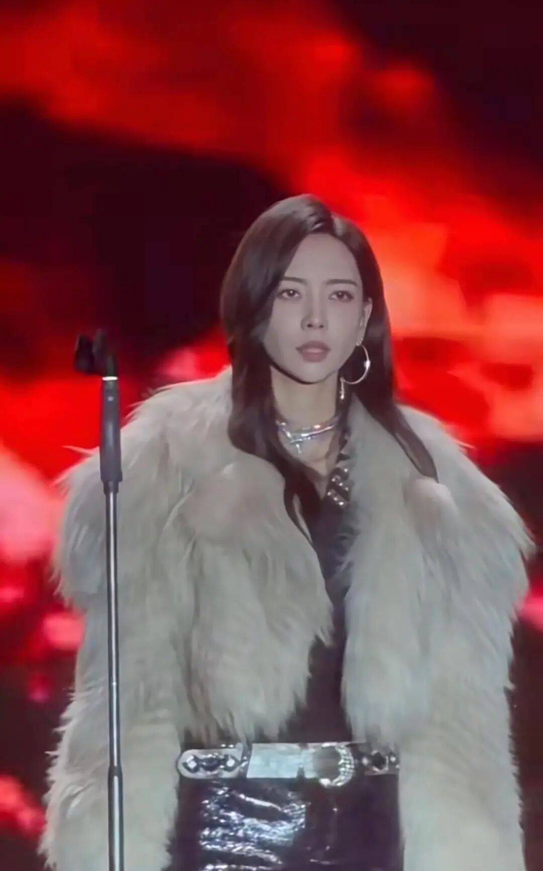 于文文演唱会突然晕倒昏迷，被紧急送医