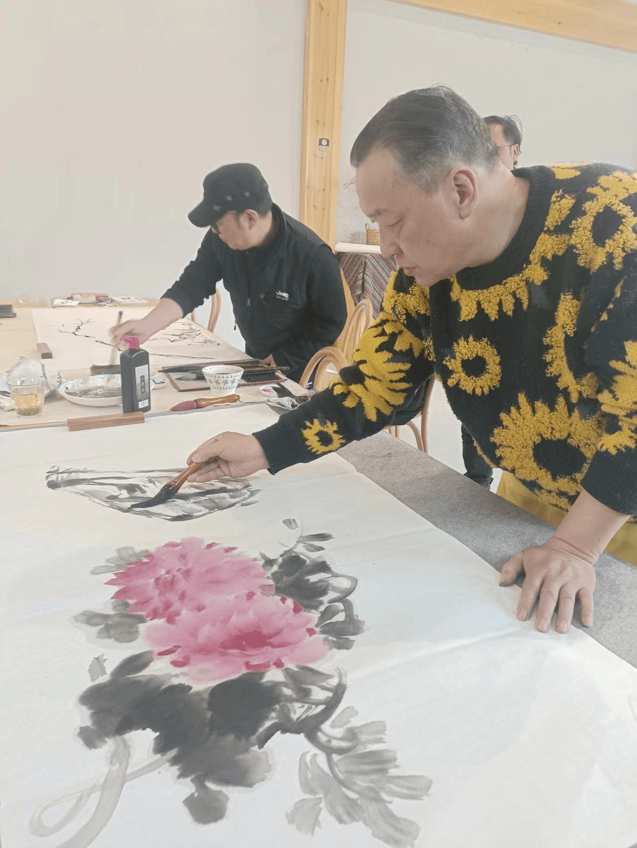吕文扬绘画大师推动绘画艺术走进乡村敬老院