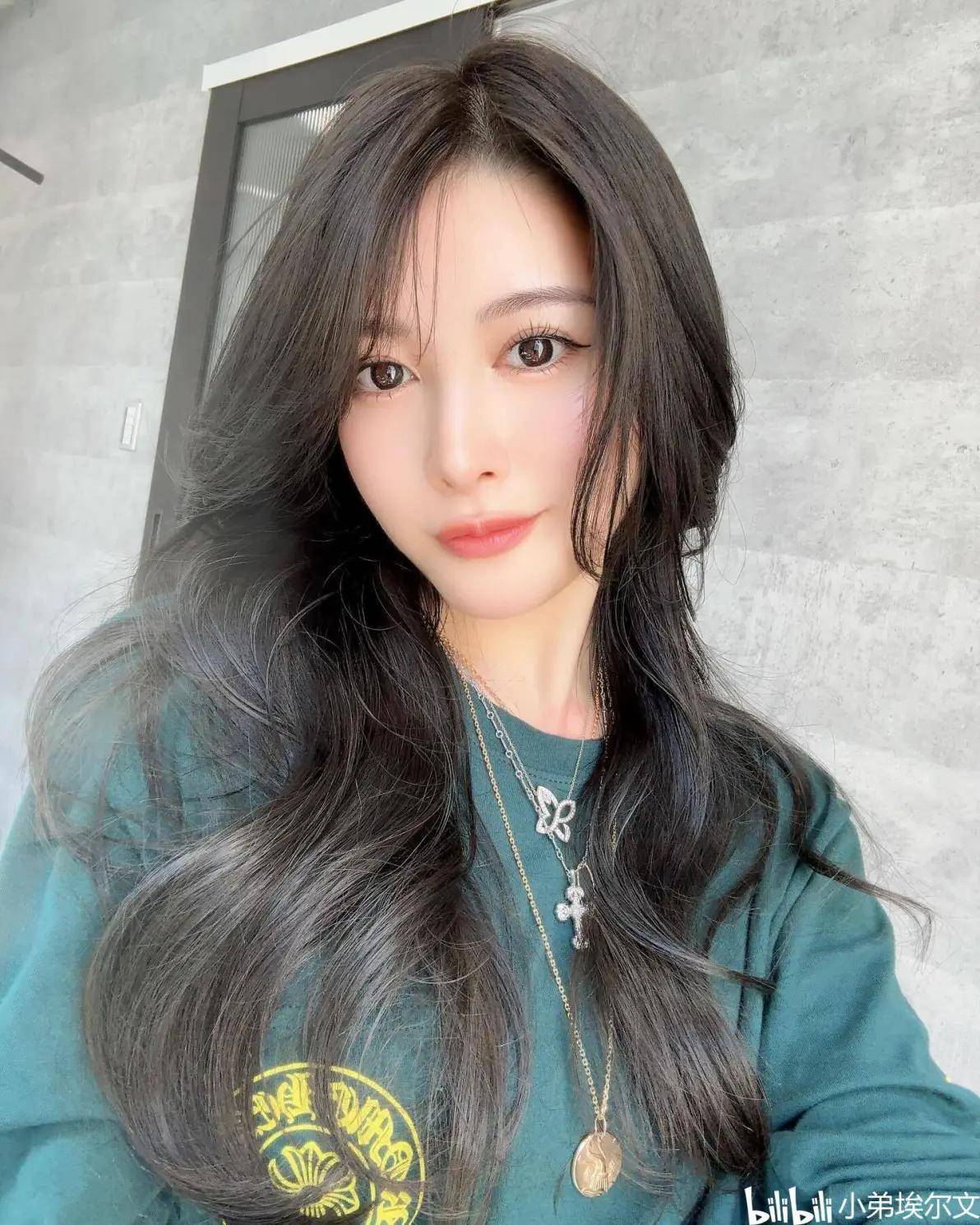 相泽南调整了新的发色和发型miru最新t恤开售平时爱刷日本美女明星的