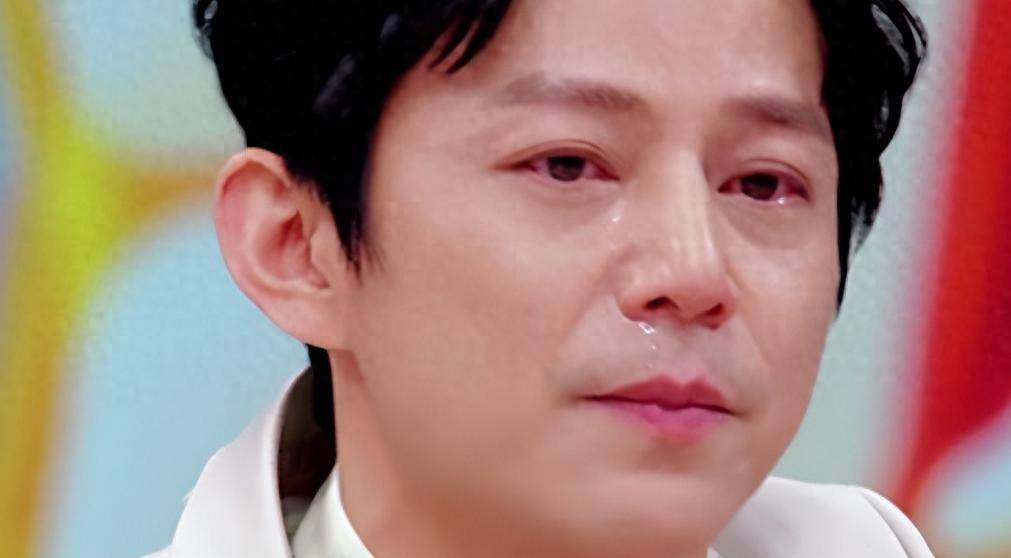 人前光鲜人后心酸！51岁无妻无子的何炅，已然走上了另一条路