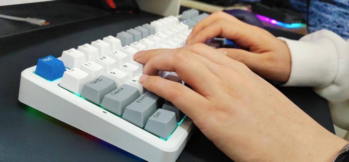 中大手电竞首选键鼠套装，续航+性能+颜值，雷柏V700DIY-98长续航版+VT9实力出圈真硬核！