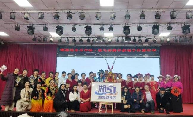湖源巷里寻年味 骏马奔腾开新境(图4) 湖源巷里寻年味 骏马奔腾开新境(图4)