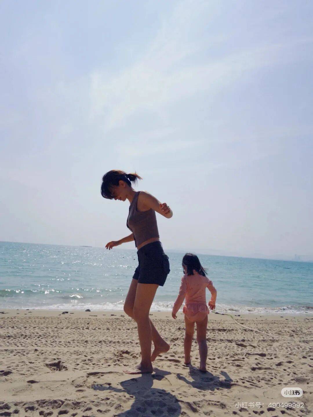 演员卢靖姗首次晒出与韩庚的一双儿女，三人在海边度假