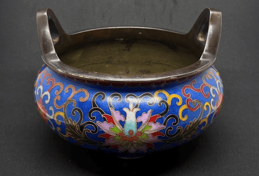 鉴赏一件铜胎掐丝珐琅香炉