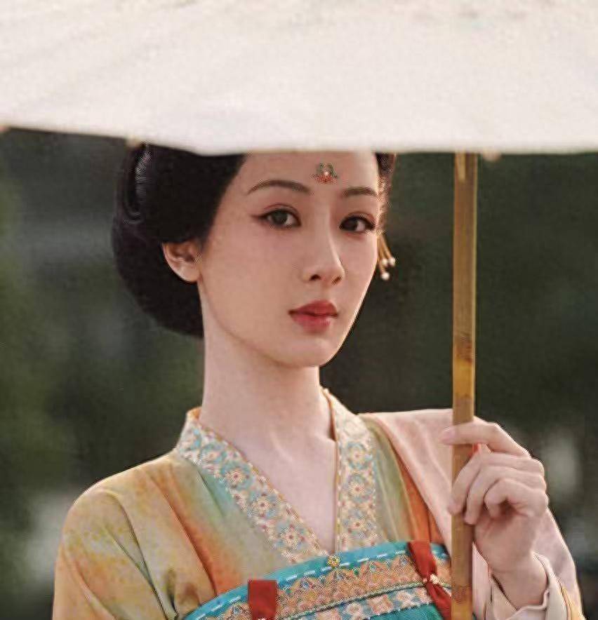 原创            短短2天，央媒5次点名杨紫，释放三个强烈信号，肖战真没说错