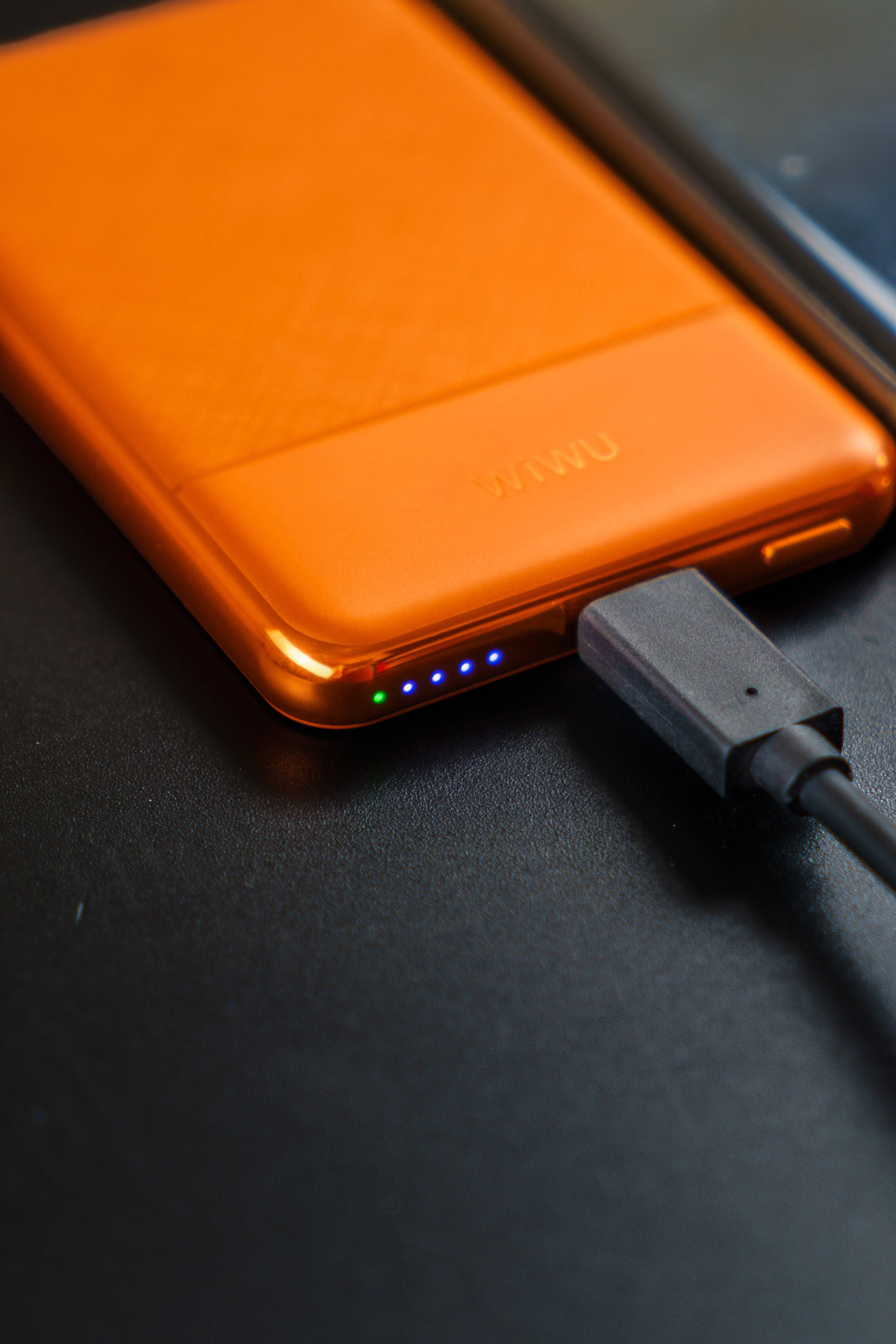 高颜值充电宝又多个选择-唯吾WIWU超薄MagSafe磁吸充电宝体验分享