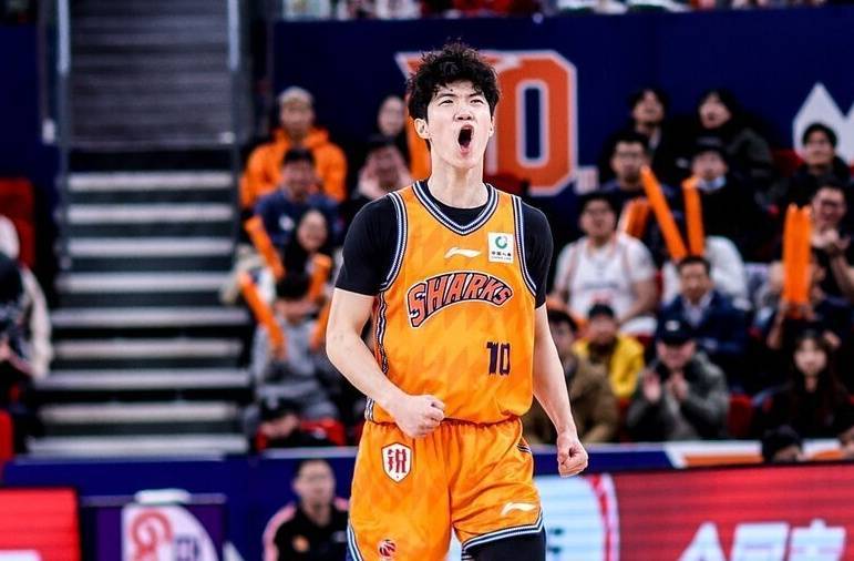 恭喜！中国男篮21岁1米96控卫新星崛起：9记妙传助队进四强，冲两连冠