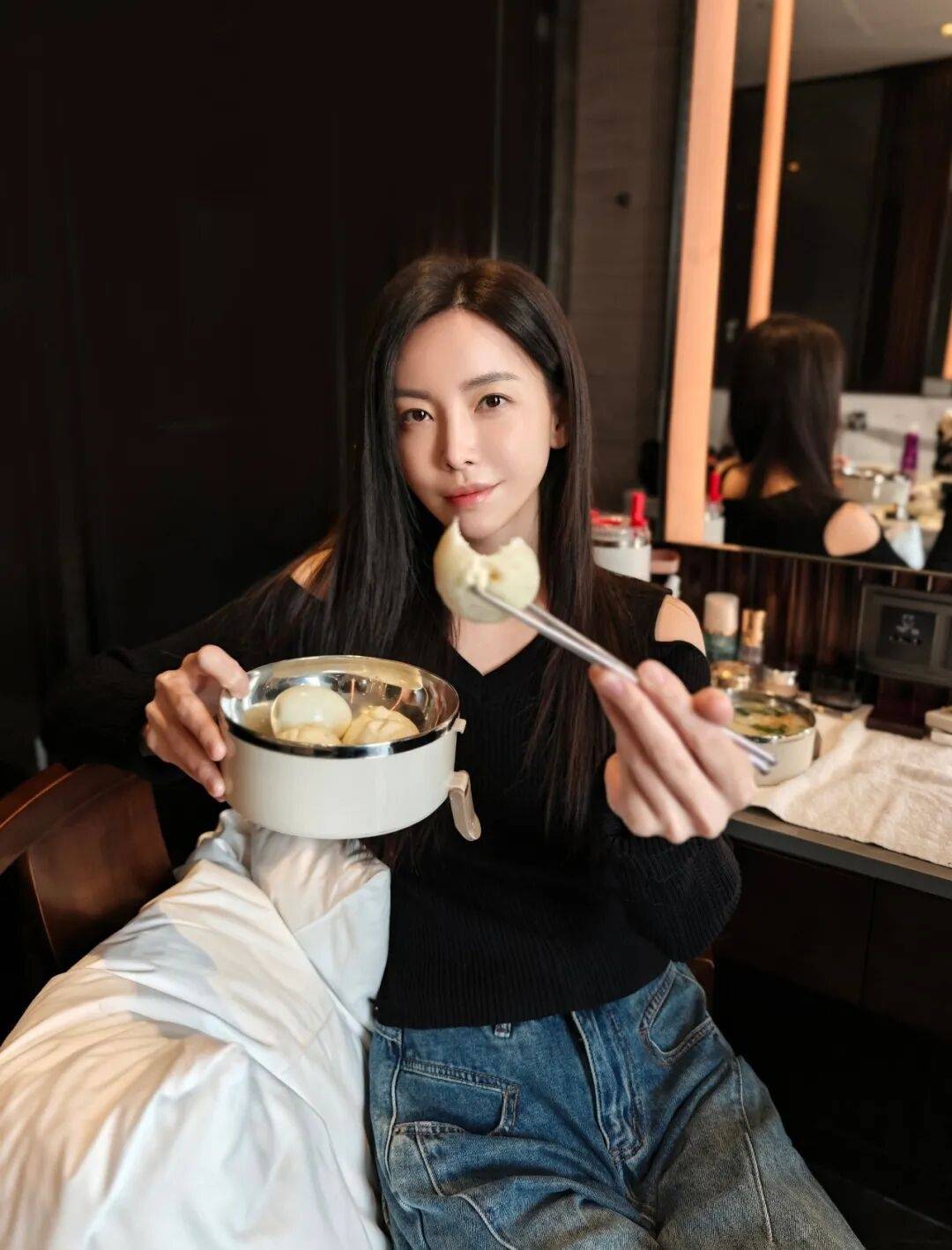 歌手于文文现身红毯回应演出晕倒活着真好