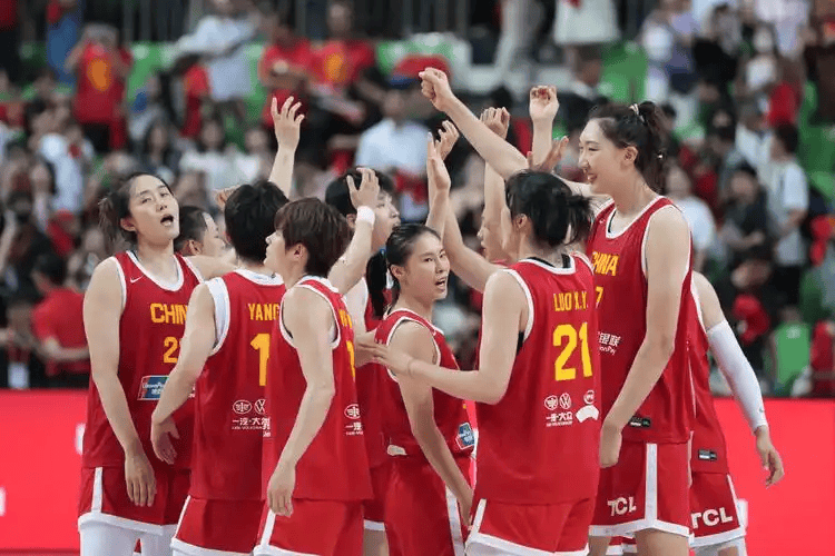 王思雨回归，宫鲁鸣下课？女篮新帅或锁定，63岁，女性，李梦好梦