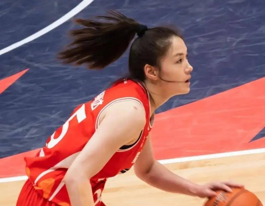 全场39分！中国女篮热身赛轻松获胜，新人闪耀，宫鲁鸣尝试新阵容