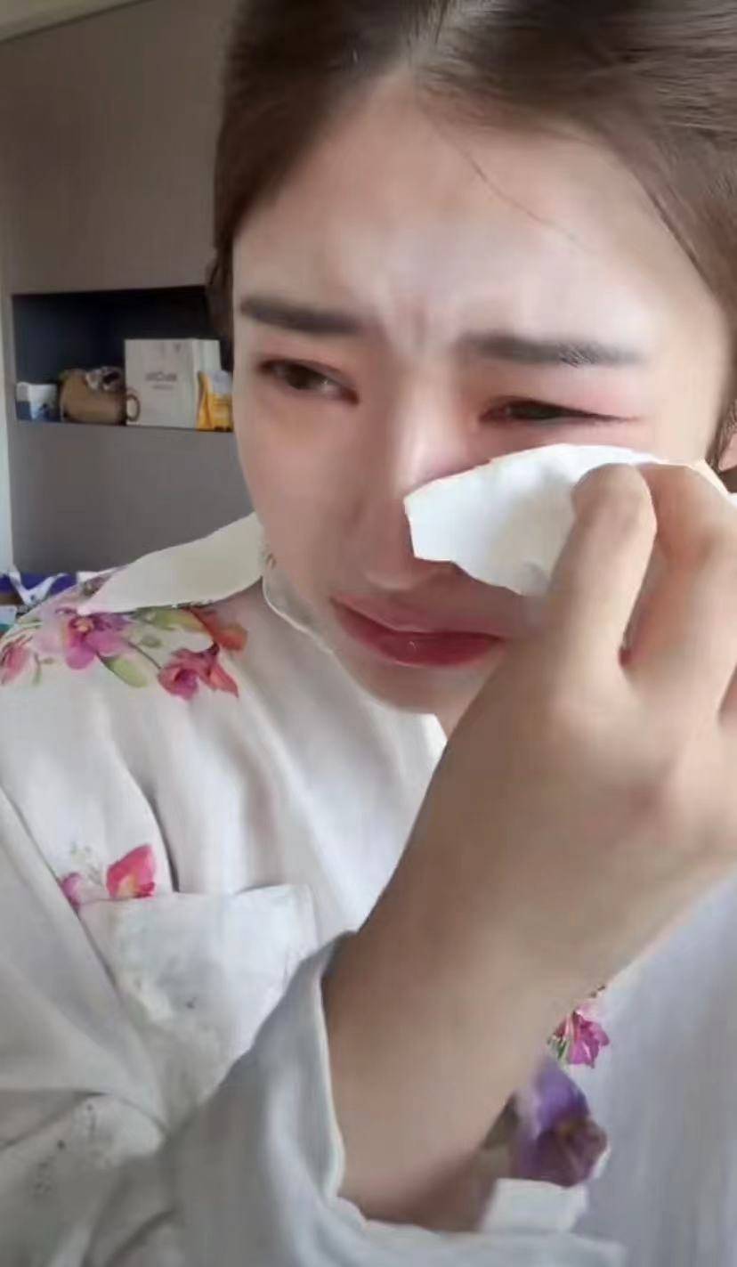 原创            黄一鸣直播中途崩溃大哭，又是家庭矛盾，她可不止一次这样了