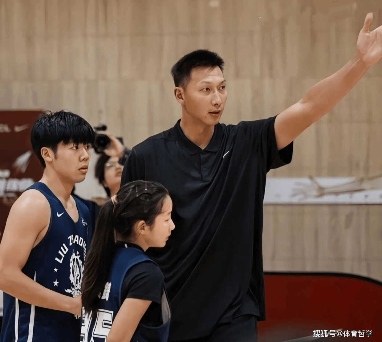 易建联成为了一名篮球教练！