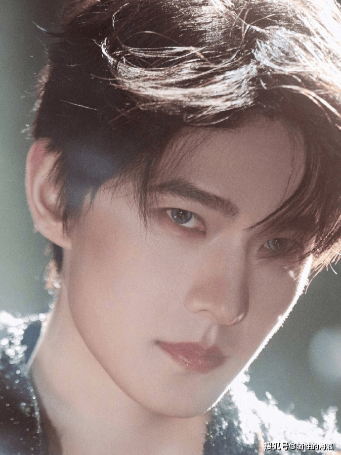 杨洋吸血鬼伯爵哥特风写真引全网热议 蓝瞳造型打造建模级神颜