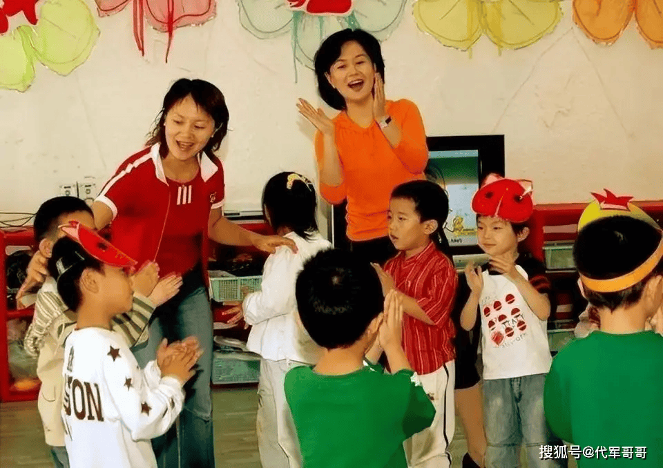 原创            60岁鞠萍姐姐官宣退休！工作42年零失误，带着儿子再婚生活很幸福