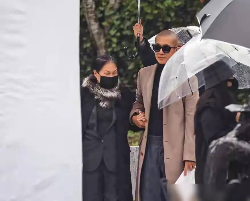 原创            利益牵扯太深了！黄春梅和小S力挺具俊晔，只能说S家这次有苦难言