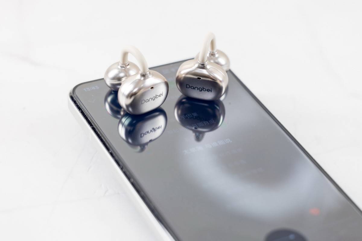 自带妙控屏,音质出色,无感佩戴,当贝Air 1耳夹式AI蓝牙耳机体验