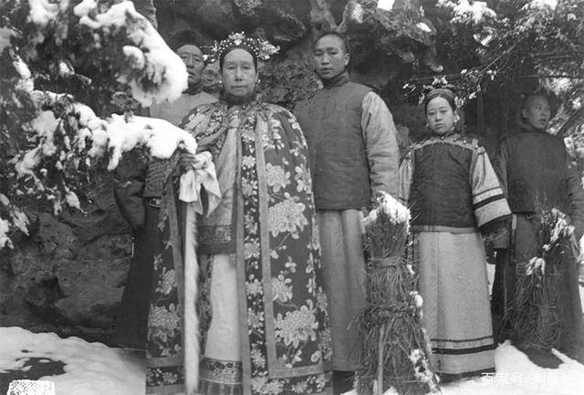 慈禧一生只写了一首诗,却被编入了小学生的教材里,如今耳熟能详