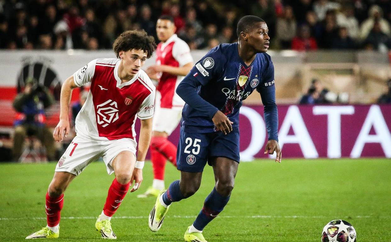 欧冠淘汰赛附加赛首回合,巴黎圣日耳曼逆转摩纳哥3-2,占据有利局面