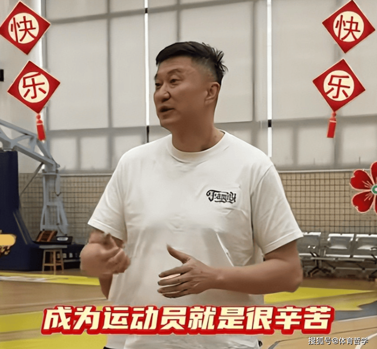 开心！朱芳雨杜锋给球员发红包，奎因、萨林杰乐开了花