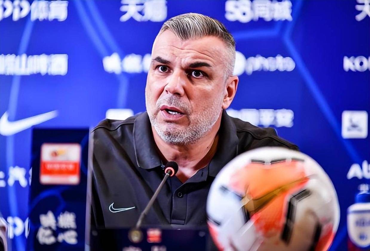 申花亚冠小组赛出局将换帅！奥拉罗尤下个月接手俱乐部挑大梁，却被辟谣