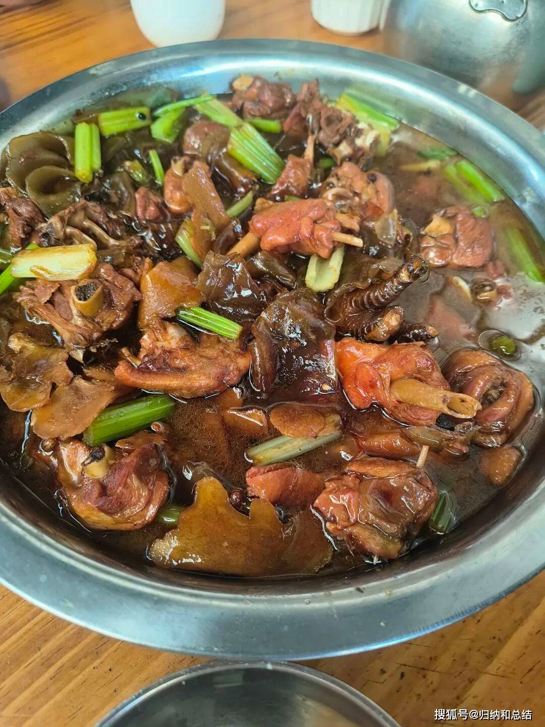 㸆是鲁菜中的一种独特技法介于烧与焖之间讲究小火长时间加热