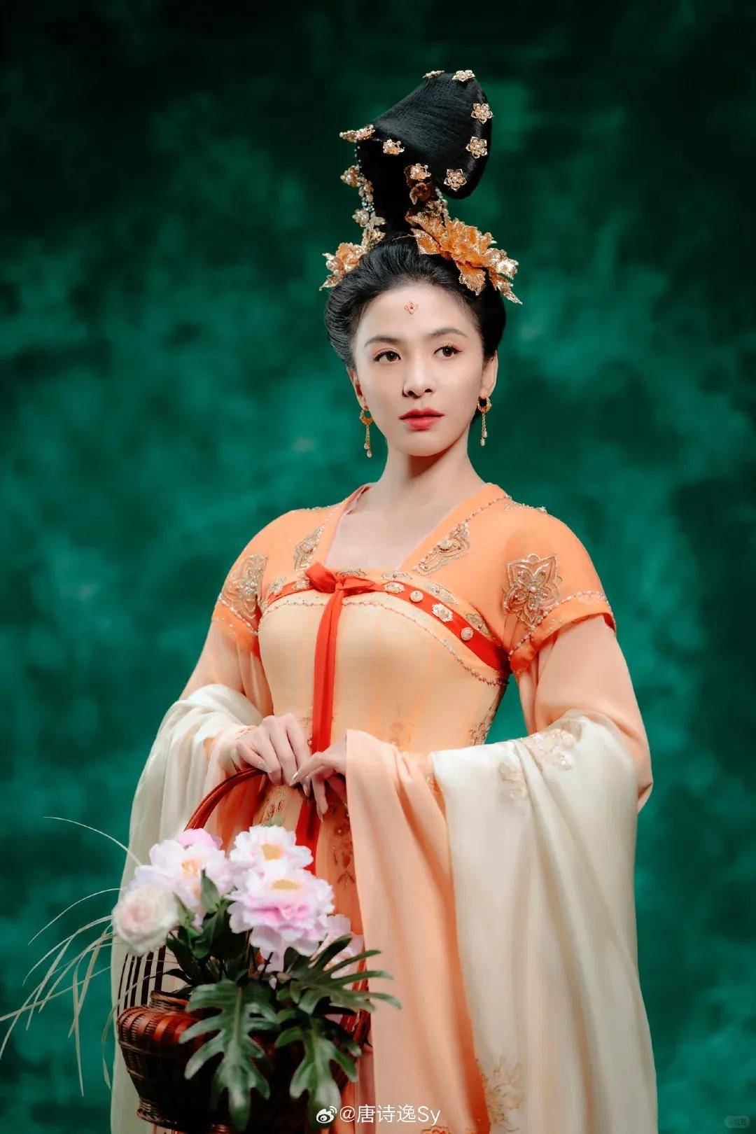 秦岚、李沁爱上同一件衣，热依扎、薛凯琪戴了同一朵花