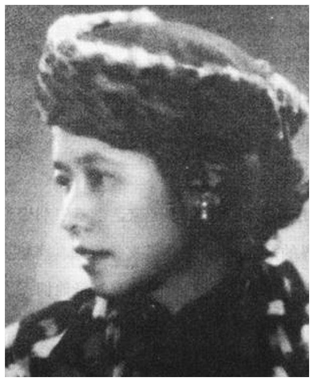 35岁凌叔华出轨27岁老外,丈夫当场抓奸却不离婚,原因令人唏嘘!