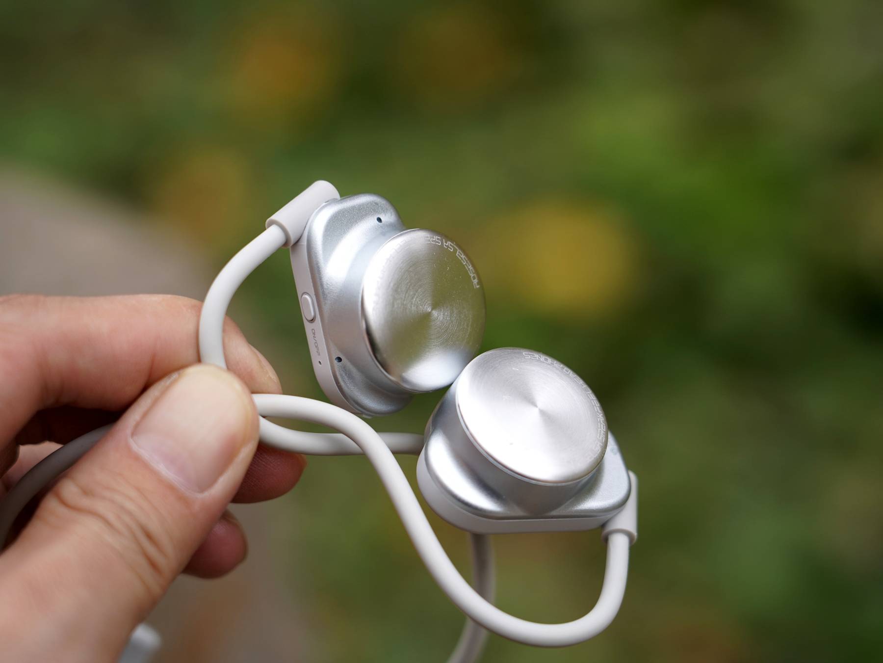 耳挂式智能音箱+可拆卸麦克风？弱水时砂SpeakFeel玩法有点多