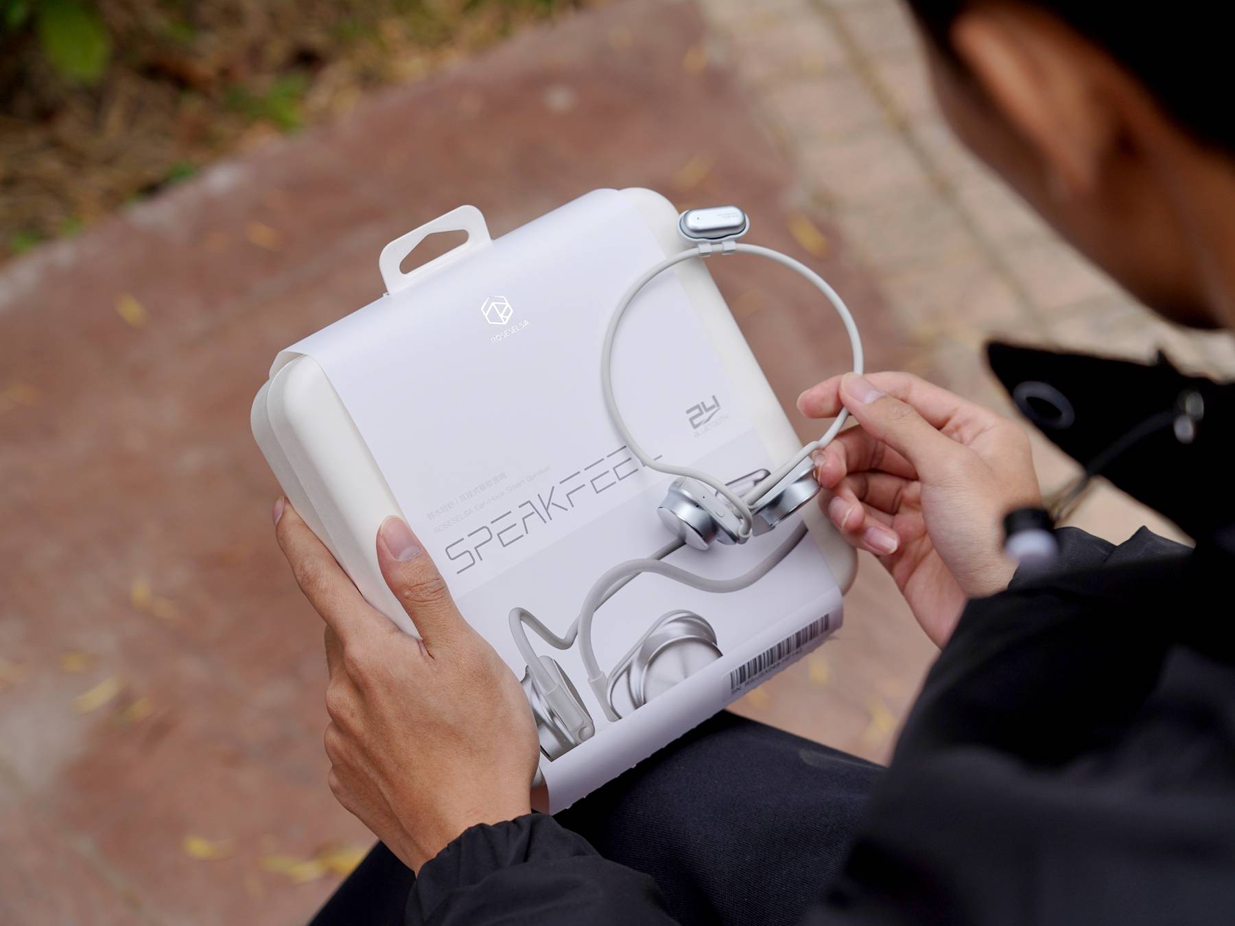 耳挂式智能音箱+可拆卸麦克风？弱水时砂SpeakFeel玩法有点多