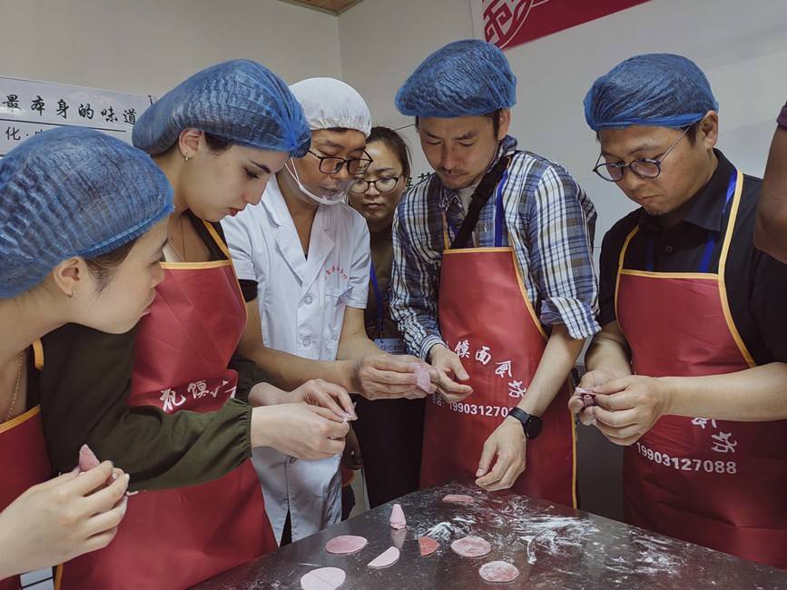 图片[5]-大量外国人涌入中国！钻小巷逛菜场，免签后体验式旅游爆火 -华闻时空