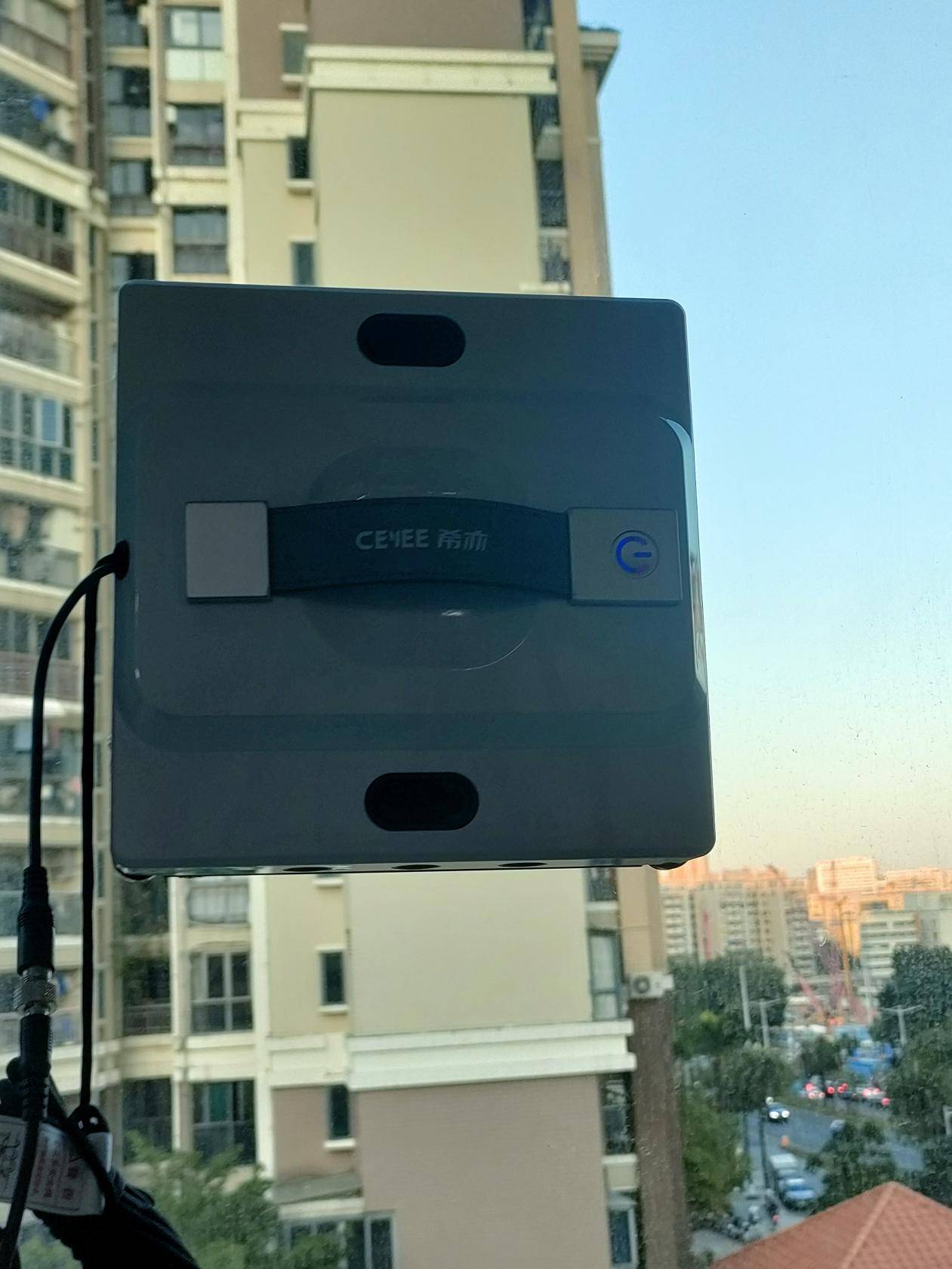 擦窗机器人横评：玻妞388好用吗？希亦W1、小狗W7百元到千元级实测对比