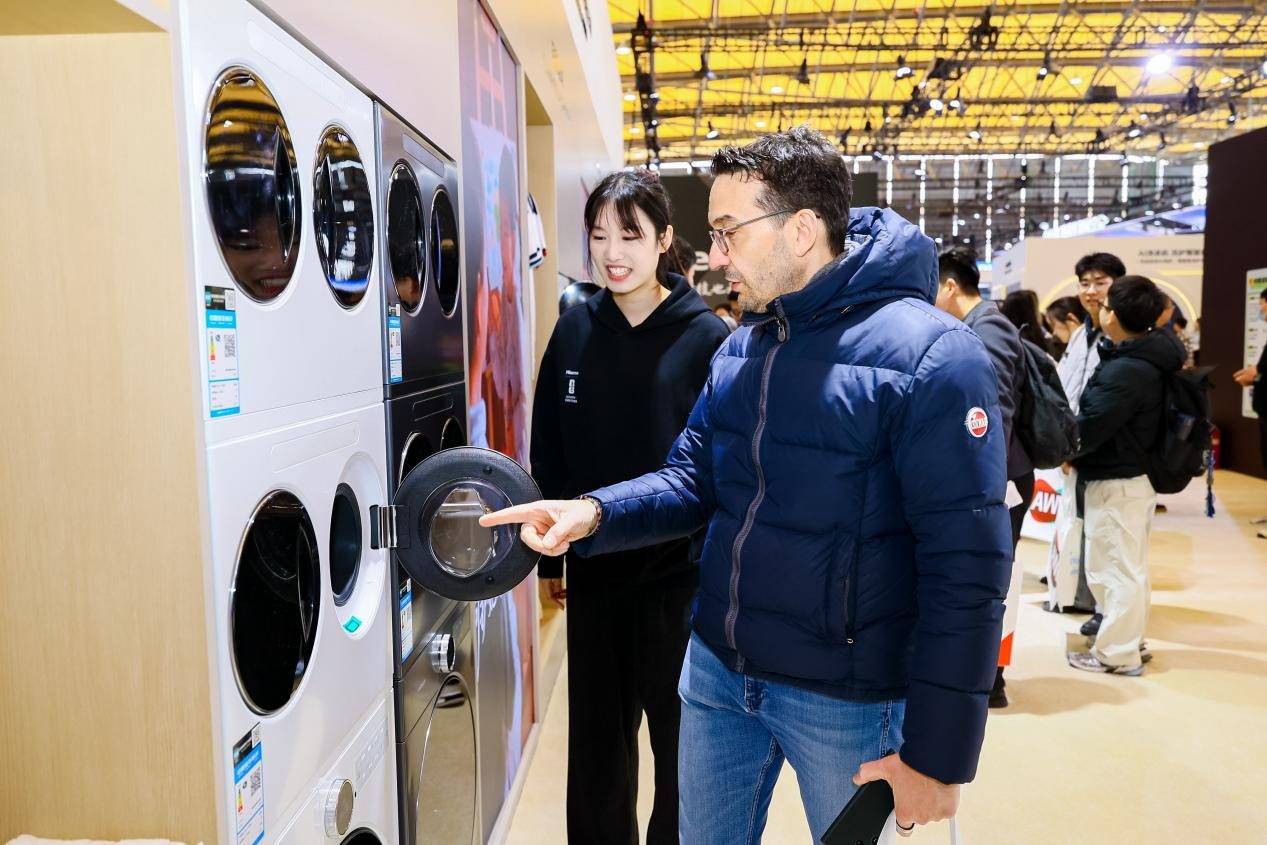 《艾普兰创新奖加持！海信全家筒·棉花糖U7S凭热泵技术领跑洗护升级》