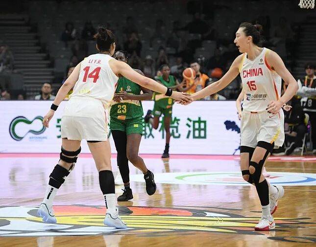 赢下13分，宫鲁鸣“点名”不合格：中国女篮的开门红，内线碾压只是开始，藏着一份清醒的“体检报告”