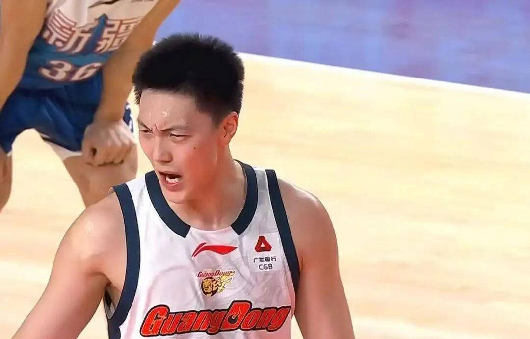 广东队遭新疆逆转18分，杜锋却笑容满面引发争议
