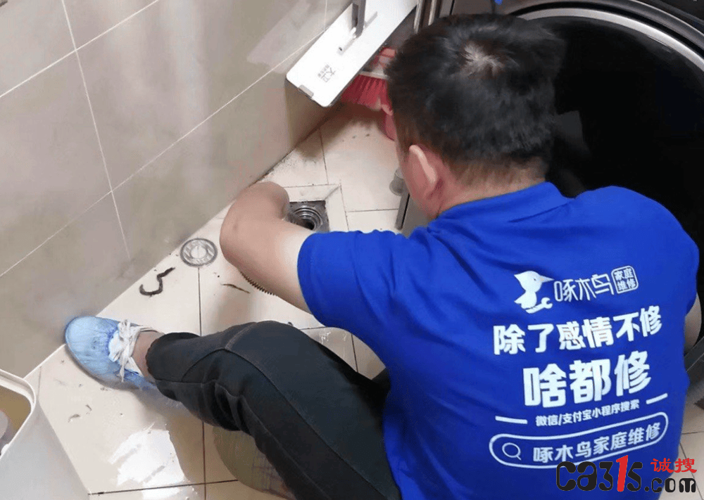 央视曝光一年后啄木鸟仍维修刺客:疏通马桶10分钟收费448元(图1) QQ20260313-234312.png