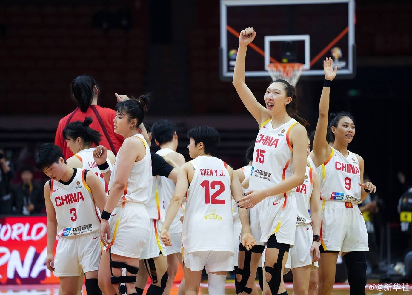 世预赛！中国女篮半场落后14分，张子宇成定海神针，韩旭状态差