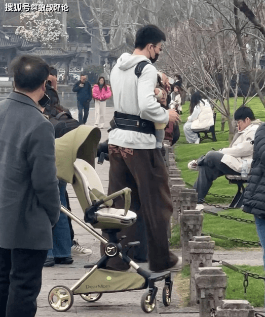 升级当奶爸！张镇麟带娃被偶遇动态曝光 球迷送祝福