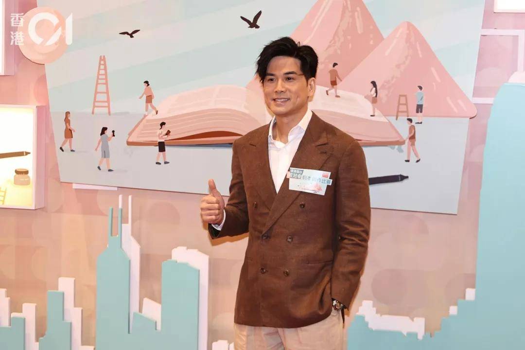 伍允龍出席香港電台活動時接受訪問。 (陳順禎 攝)