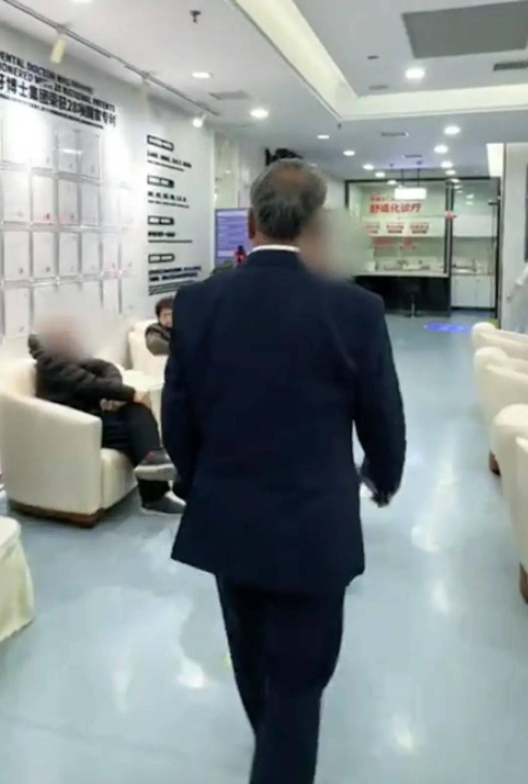 朱鐵和年近八旬但腰板挺直,步伐穩健。(影片截圖)
