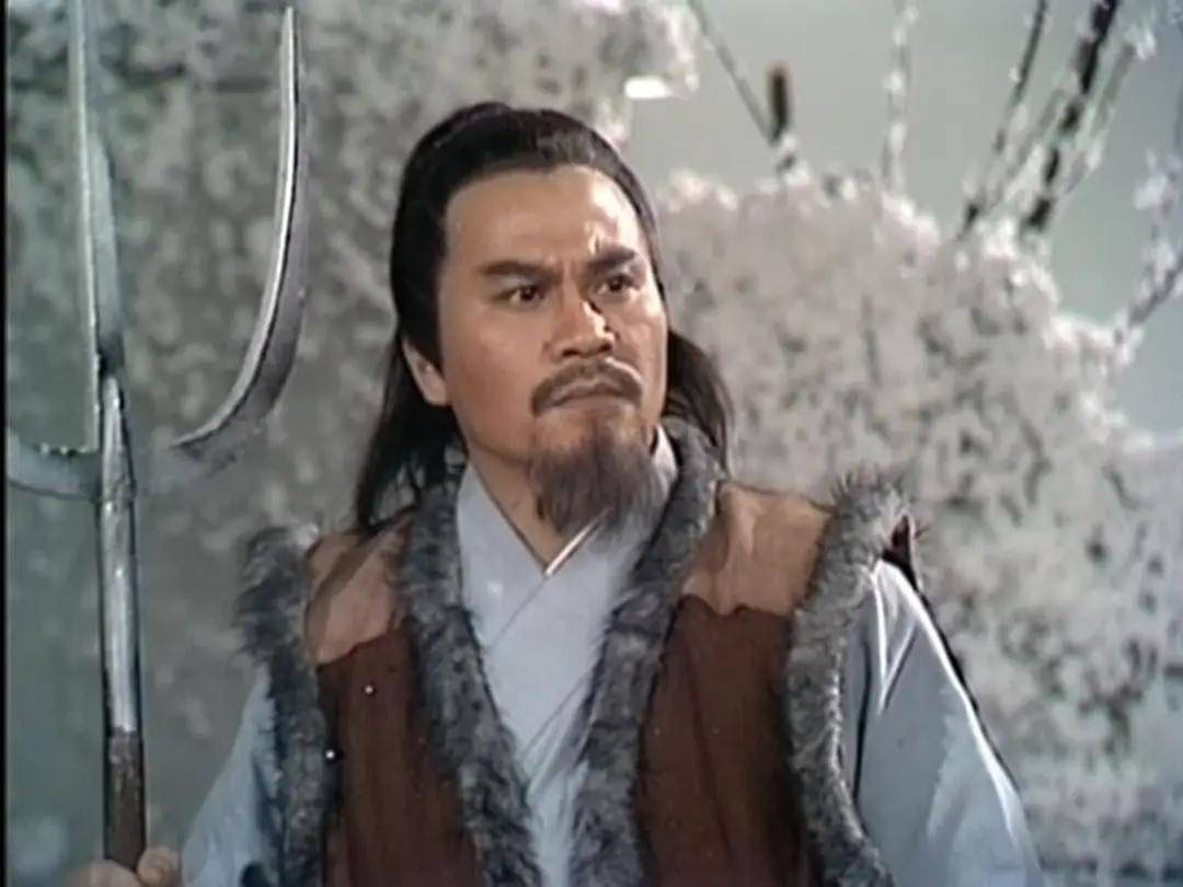 朱鐵和曾在黃日華及張智霖兩個版本的《射鵰英雄傳》,分別飾演郭靖的爸爸郭嘯天及「西毒」歐陽鋒。(影片截圖)