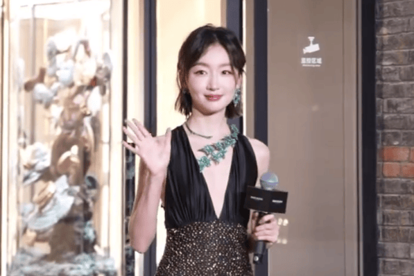 周冬雨深V礼服配珠宝亮相上海 赞珠宝经典期待更多见面