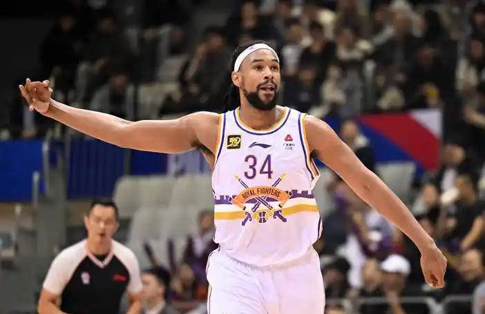 摸鱼躺平，萨林杰被广东男篮裁掉？尘埃落定，合同细节曝光，朱芳雨难逃责备