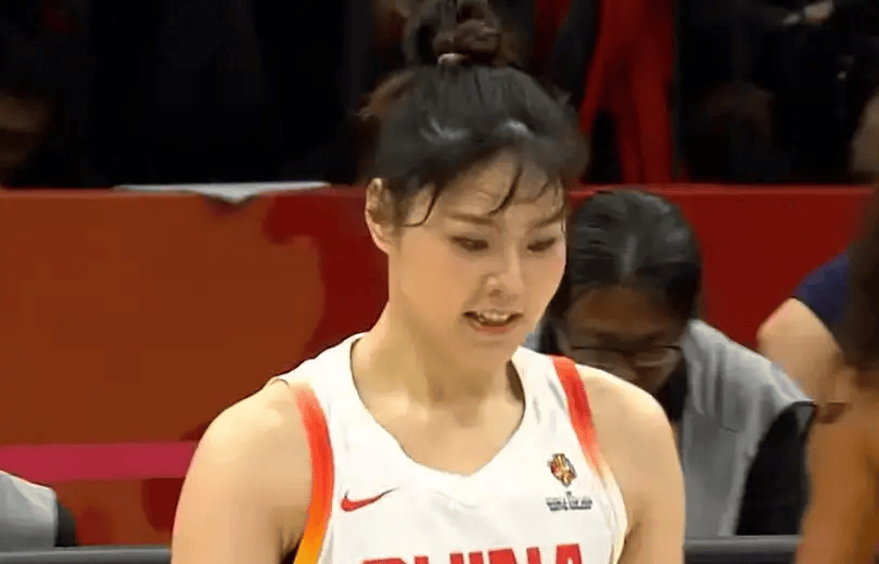 隋菲菲终于发飙！怒批李月汝，直言中国女篮外线太差，问题一针见血
